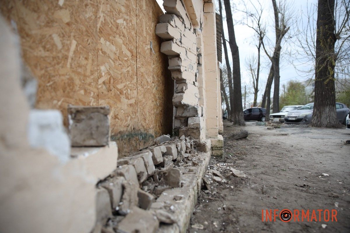 Авария произошла около 14:30 В Днепре на Каневский BMW проломил забор лицея 4