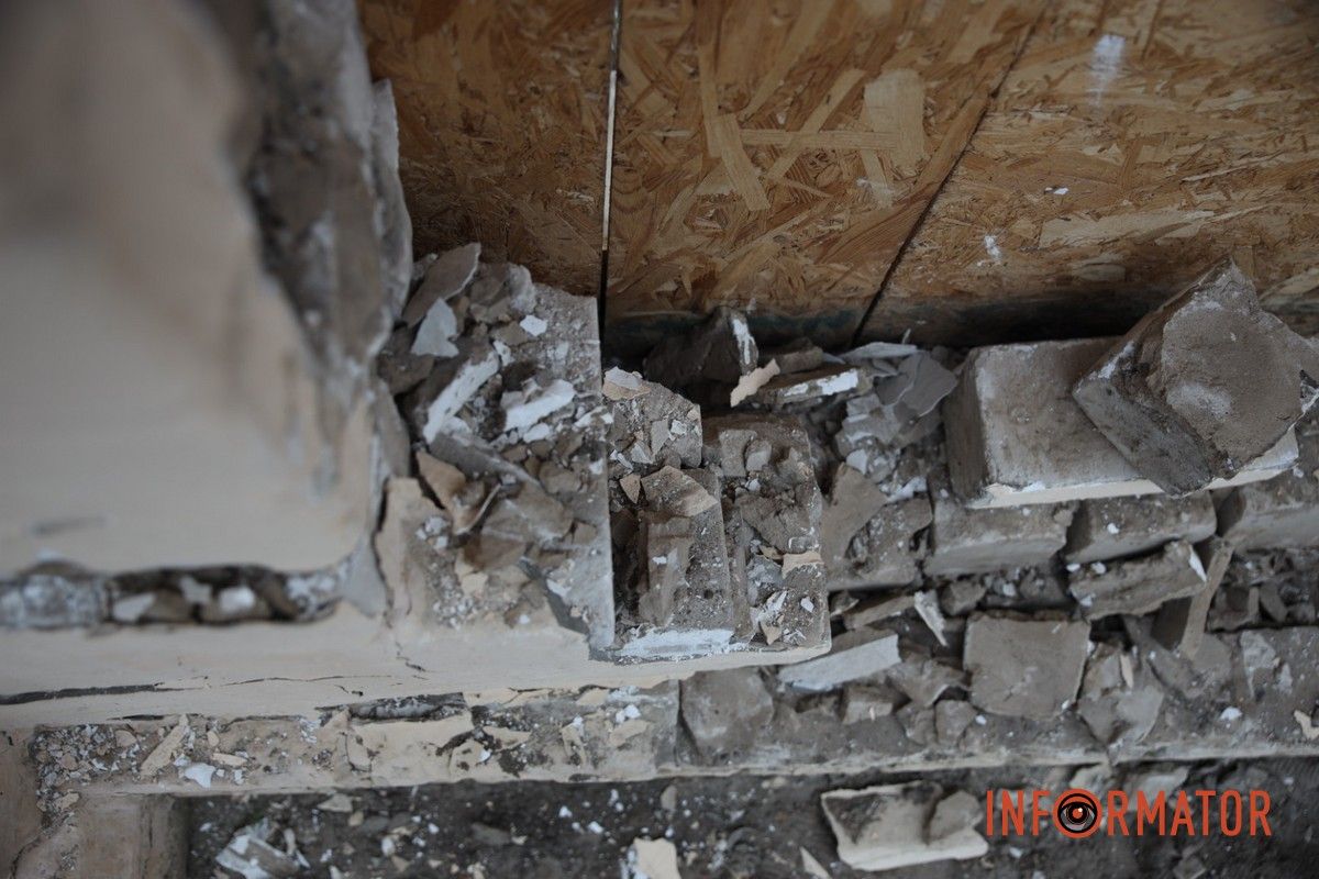 BMW проломил забор лицея В Днепре на Каневский BMW проломил забор лицея 3