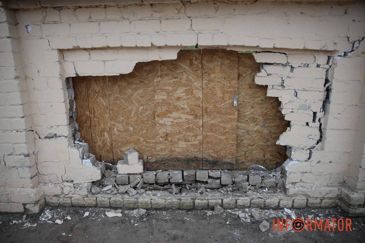 Предварительно обошлось без пострадавших В Днепре на Каневский BMW проломил забор лицея 8