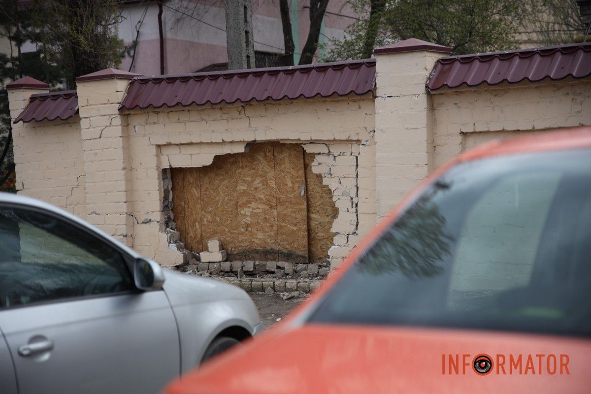 Муж просто сел и уехал с места происшествия В Днепре на Каневский BMW проломил забор лицея 6