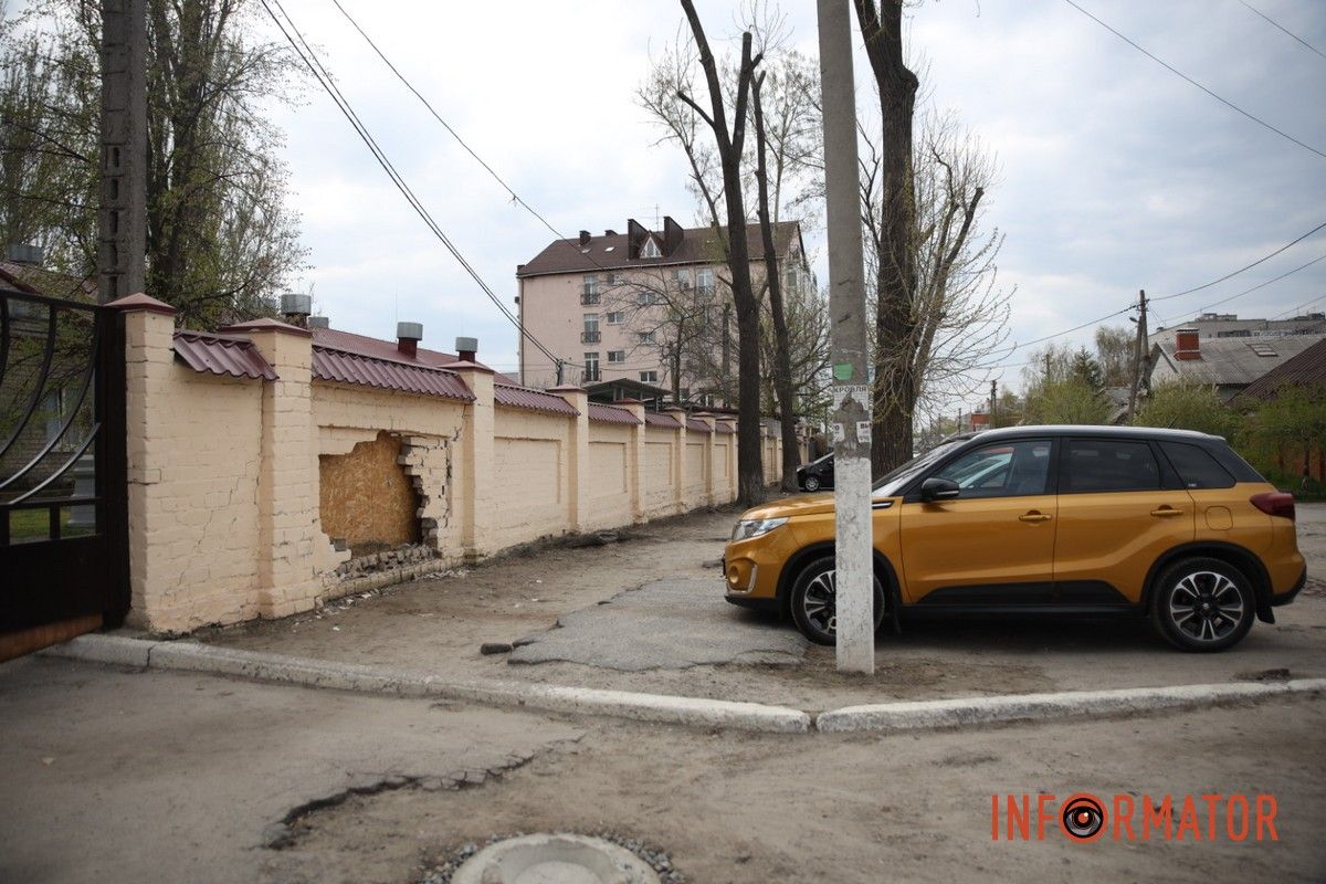 По состоянию на 15:30 BMW на месте происшествия нет В Днепре на Каневский BMW проломил забор лицея 10