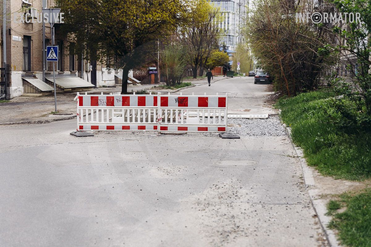 На Феодосия Макаревского 4 месяца не ремонтируют асфальт На Феодосия Макаревского 4 месяца не ремонтируют асфальт