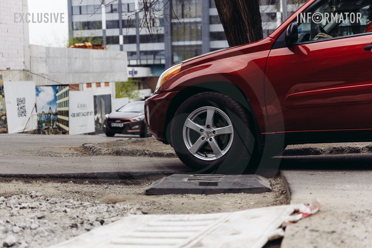 Автомобиль объезжает яму Автомобиль объезжает яму