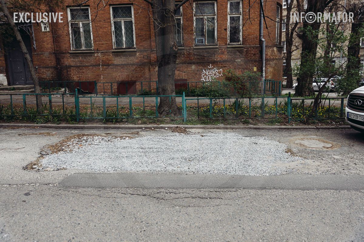 Железные прутья с лентой уже убрали В Днепре на Ивана Акинфиева уже 5 месяцев не могут залатать яму, в которую провалился Opel 7