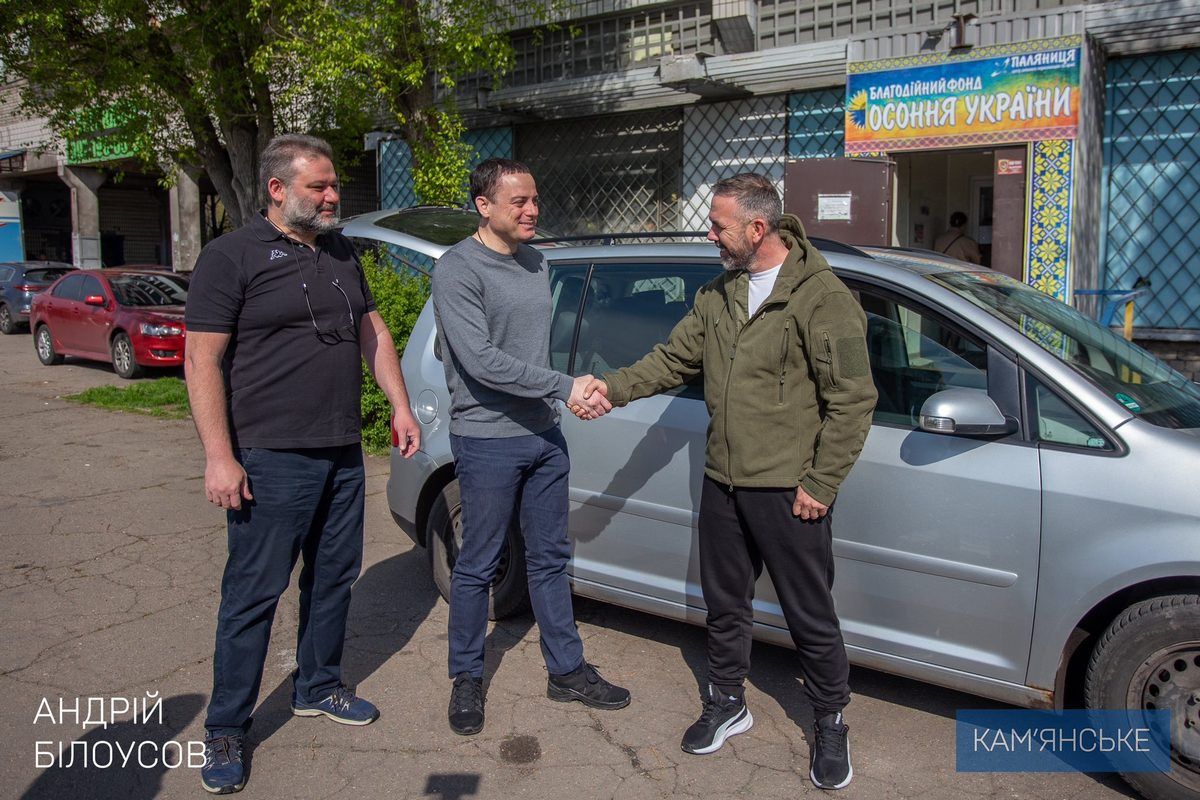 Олександр Крутько, Андрій Білоусов, Микола Піщик У Кам’янському передали авто командиру відділення безпілотних систем 2