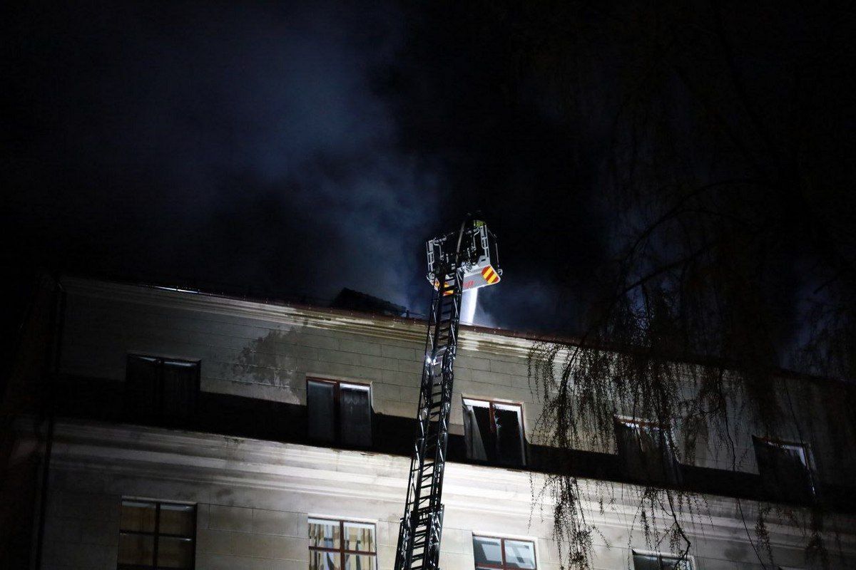Пострадавших не менее 30 Погибли три человека, среди них - ребенок: в Днепре из-за вечерней атаки изуродованы десятки домов, гимназия, почта 4