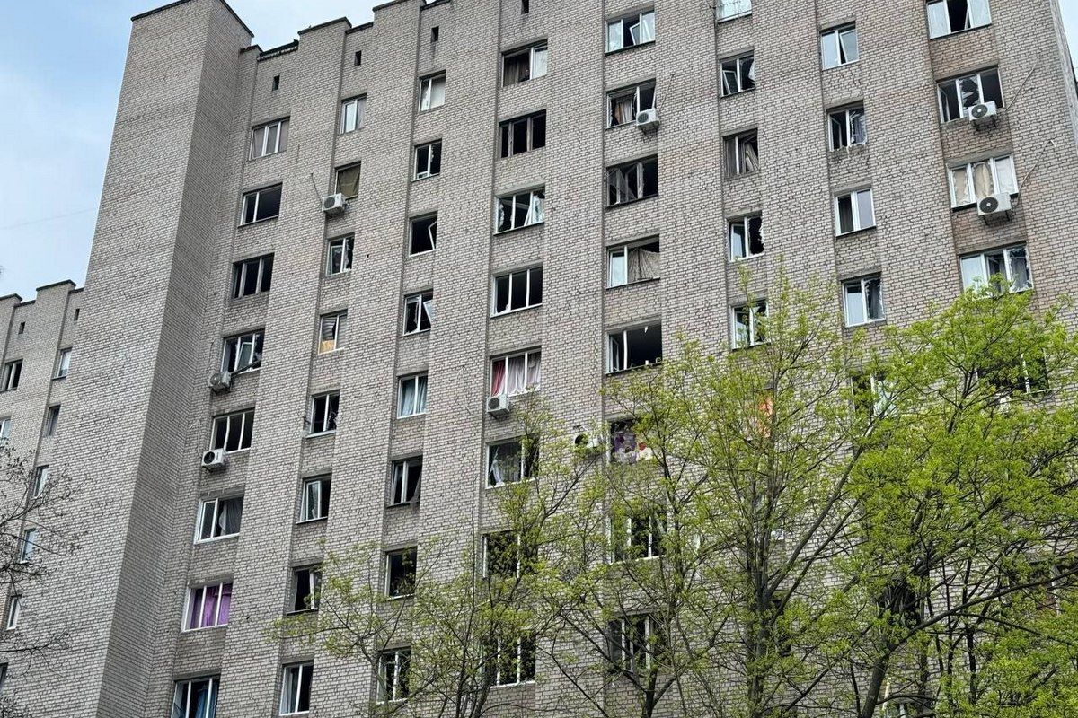 Было слышно не менее 10 взрывов Погибли три человека, среди них - ребенок: в Днепре из-за вечерней атаки изуродованы десятки домов, гимназия, почта 7