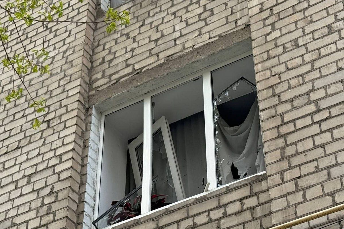 Выбитые окна по Днепру Погибли три человека, среди них - ребенок: в Днепре из-за вечерней атаки изуродованы десятки домов, гимназия, почта 6
