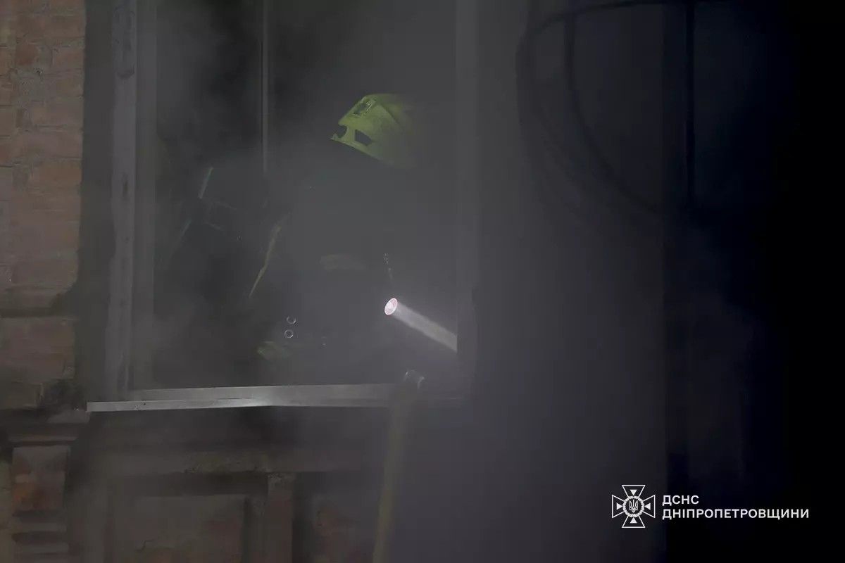 Масштабна пожежа на Виконкомівській у Дніпрі: рятувальники повідомили подробиці загоряння 4