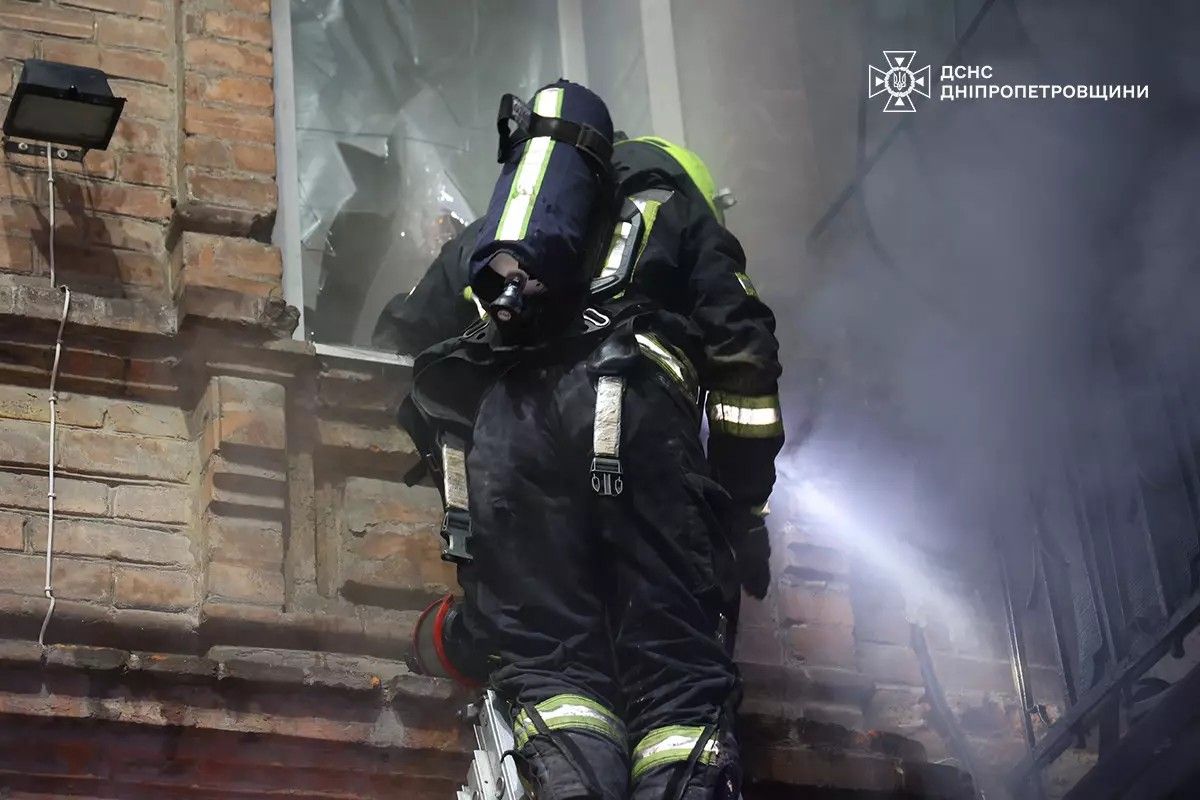 Масштабна пожежа на Виконкомівській у Дніпрі: рятувальники повідомили подробиці загоряння 3