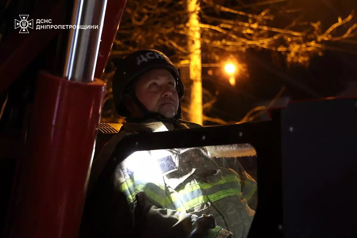Масштабна пожежа на Виконкомівській у Дніпрі: рятувальники повідомили подробиці загоряння 5