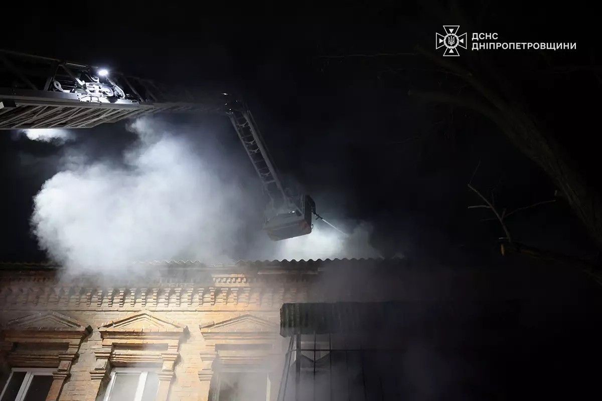 Масштабна пожежа на Виконкомівській у Дніпрі: рятувальники повідомили подробиці загоряння 1
