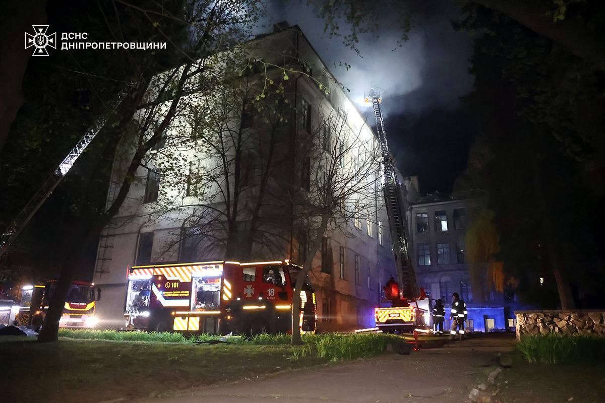 По меньшей мере, 10 взрывов прогремело в Днепре вечером 16 апреля. По меньшей мере, 10 взрывов прогремело в Днепре вечером 16 апреля.