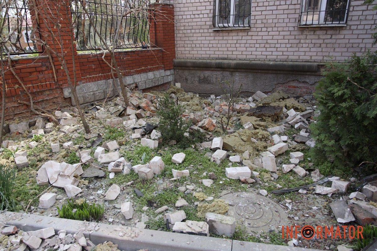 Згорілі автомобілі, понівечені будівлі та вибите скло: що відбувається на місцях «прильотів» у Дніпрі 6