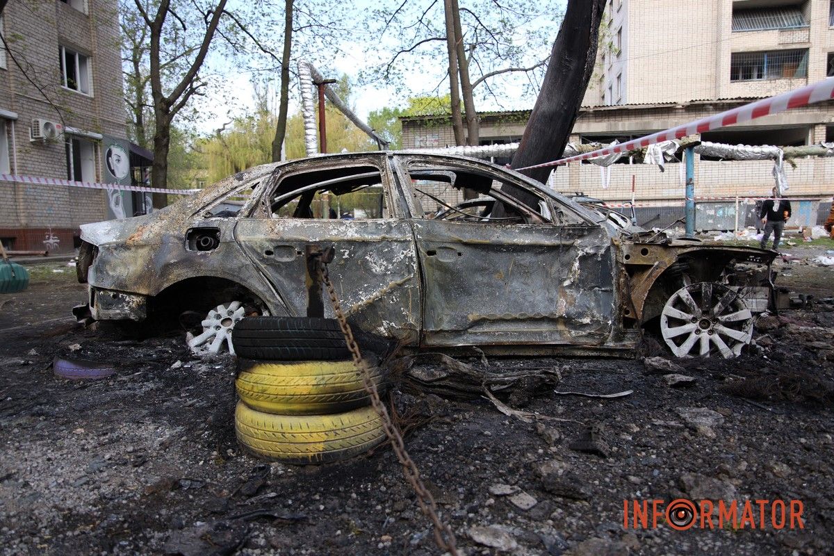 Згорілі автомобілі, понівечені будівлі та вибите скло: що відбувається на місцях «прильотів» у Дніпрі 1