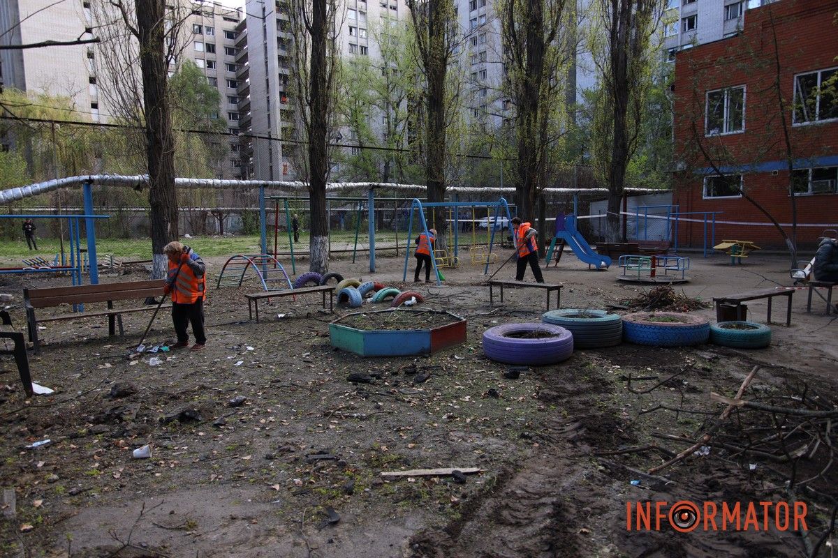 Згорілі автомобілі, понівечені будівлі та вибите скло: що відбувається на місцях «прильотів» у Дніпрі 4