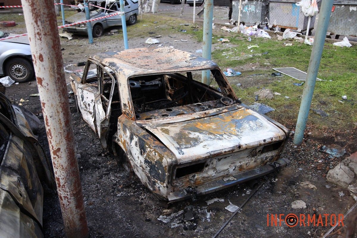Згорілі автомобілі, понівечені будівлі та вибите скло: що відбувається на місцях «прильотів» у Дніпрі 2