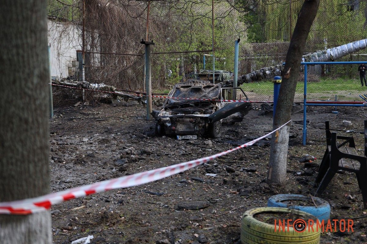 Згорілі автомобілі, понівечені будівлі та вибите скло: що відбувається на місцях «прильотів» у Дніпрі 3