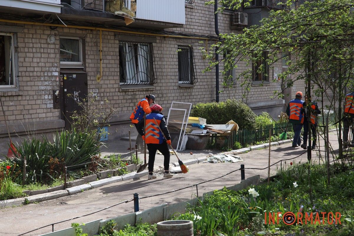 Згорілі автомобілі, понівечені будівлі та вибите скло: що відбувається на місцях «прильотів» у Дніпрі 5