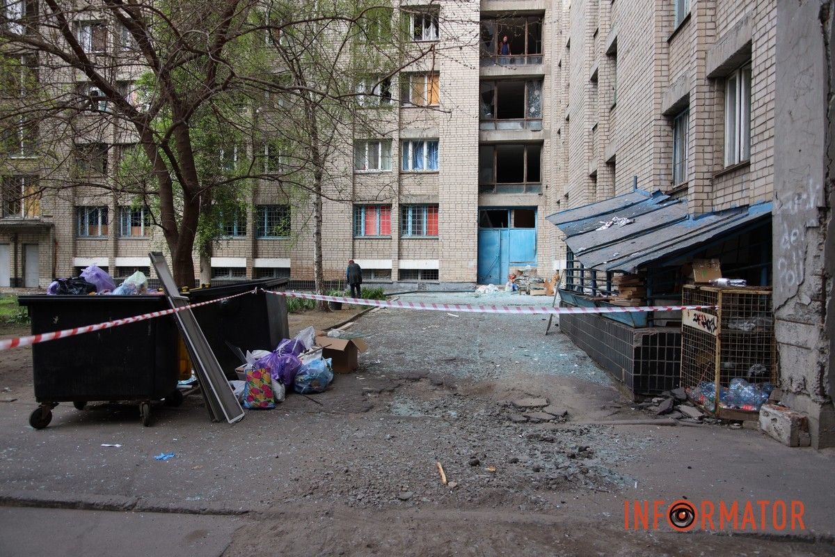 Згорілі автомобілі, понівечені будівлі та вибите скло: що відбувається на місцях «прильотів» у Дніпрі 7