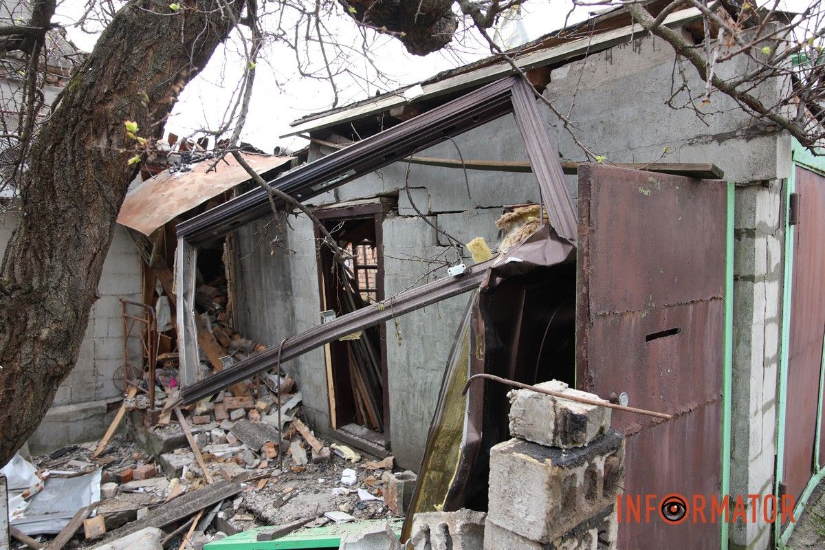 Згорілі автомобілі, понівечені будівлі та вибите скло: що відбувається на місцях «прильотів» у Дніпрі 8