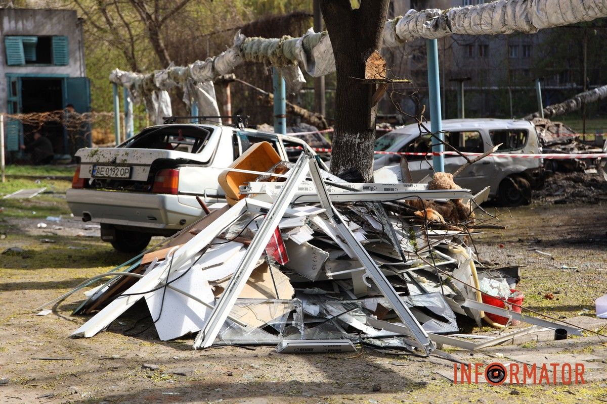 Згорілі автомобілі, понівечені будівлі та вибите скло: що відбувається на місцях «прильотів» у Дніпрі 9