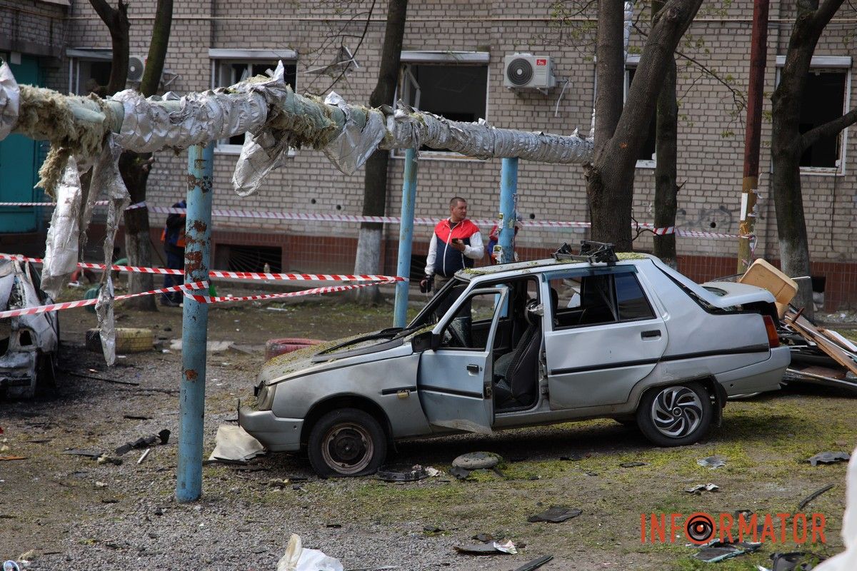 Згорілі автомобілі, понівечені будівлі та вибите скло: що відбувається на місцях «прильотів» у Дніпрі 16