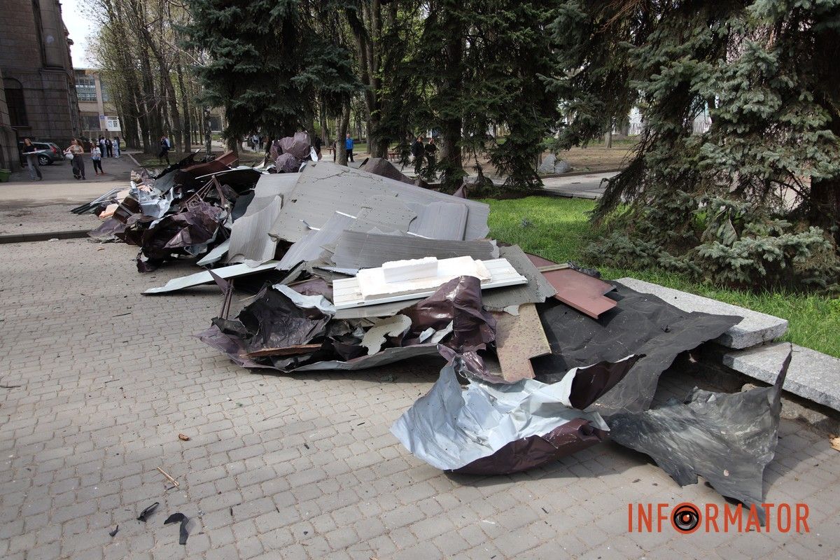 Згорілі автомобілі, понівечені будівлі та вибите скло: що відбувається на місцях «прильотів» у Дніпрі 12