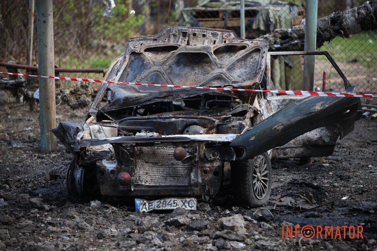 Згорілі автомобілі, понівечені будівлі та вибите скло: що відбувається на місцях «прильотів» у Дніпрі 13