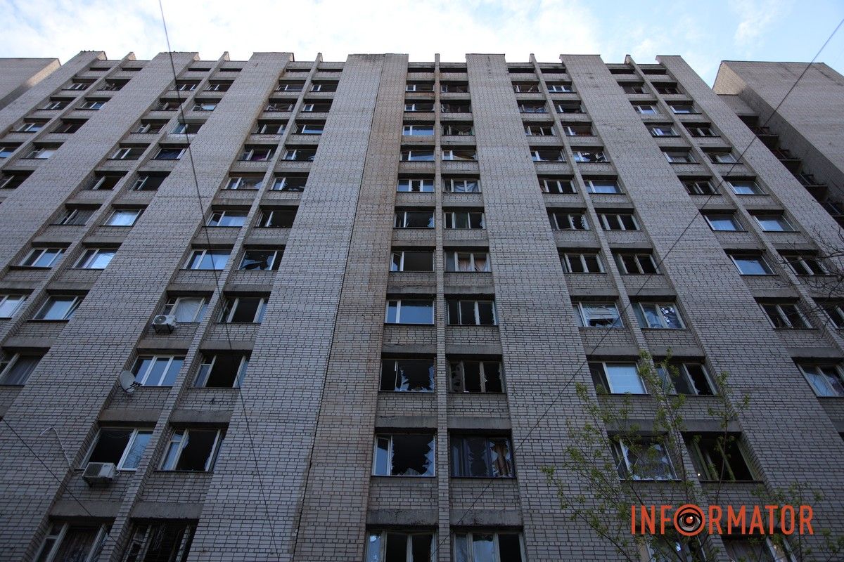 Згорілі автомобілі, понівечені будівлі та вибите скло: що відбувається на місцях «прильотів» у Дніпрі 10