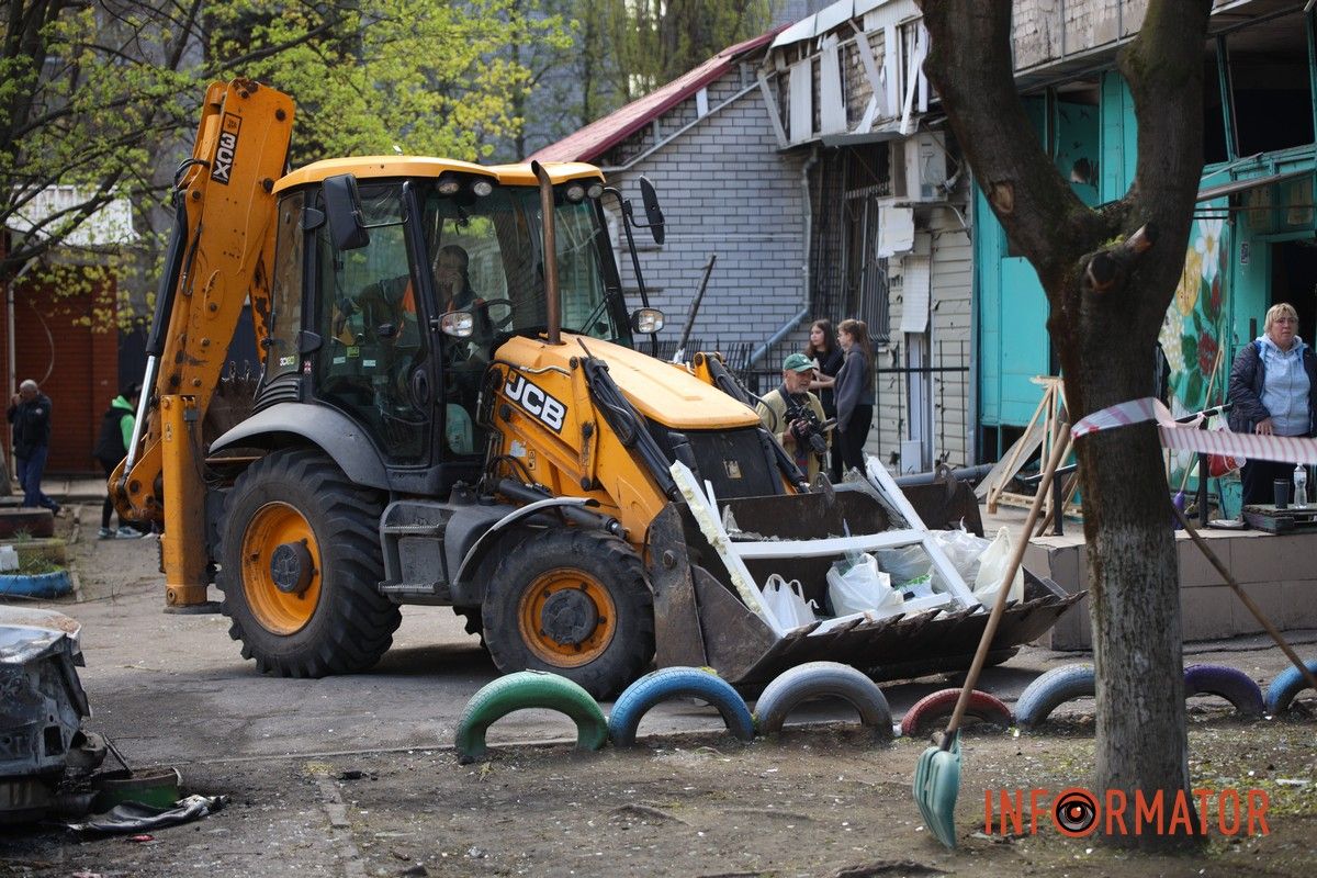Згорілі автомобілі, понівечені будівлі та вибите скло: що відбувається на місцях «прильотів» у Дніпрі 11