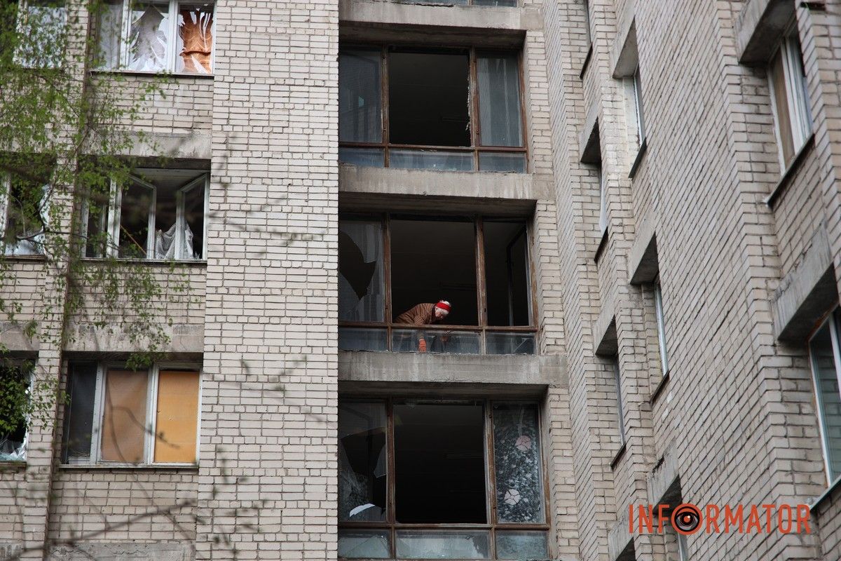 Згорілі автомобілі, понівечені будівлі та вибите скло: що відбувається на місцях «прильотів» у Дніпрі 15