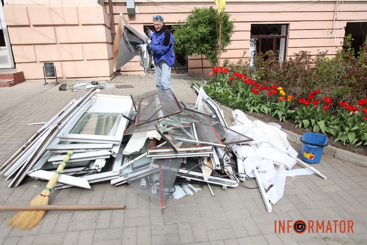 Згорілі автомобілі, понівечені будівлі та вибите скло: що відбувається на місцях «прильотів» у Дніпрі 14