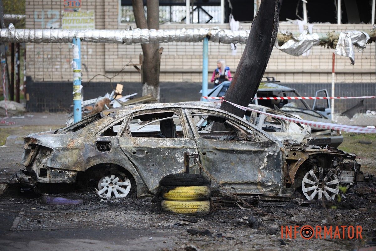 Згорілі автомобілі, понівечені будівлі та вибите скло: що відбувається на місцях «прильотів» у Дніпрі 18