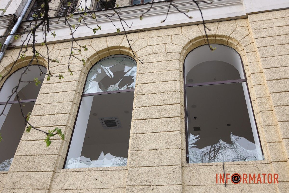 Згорілі автомобілі, понівечені будівлі та вибите скло: що відбувається на місцях «прильотів» у Дніпрі 22