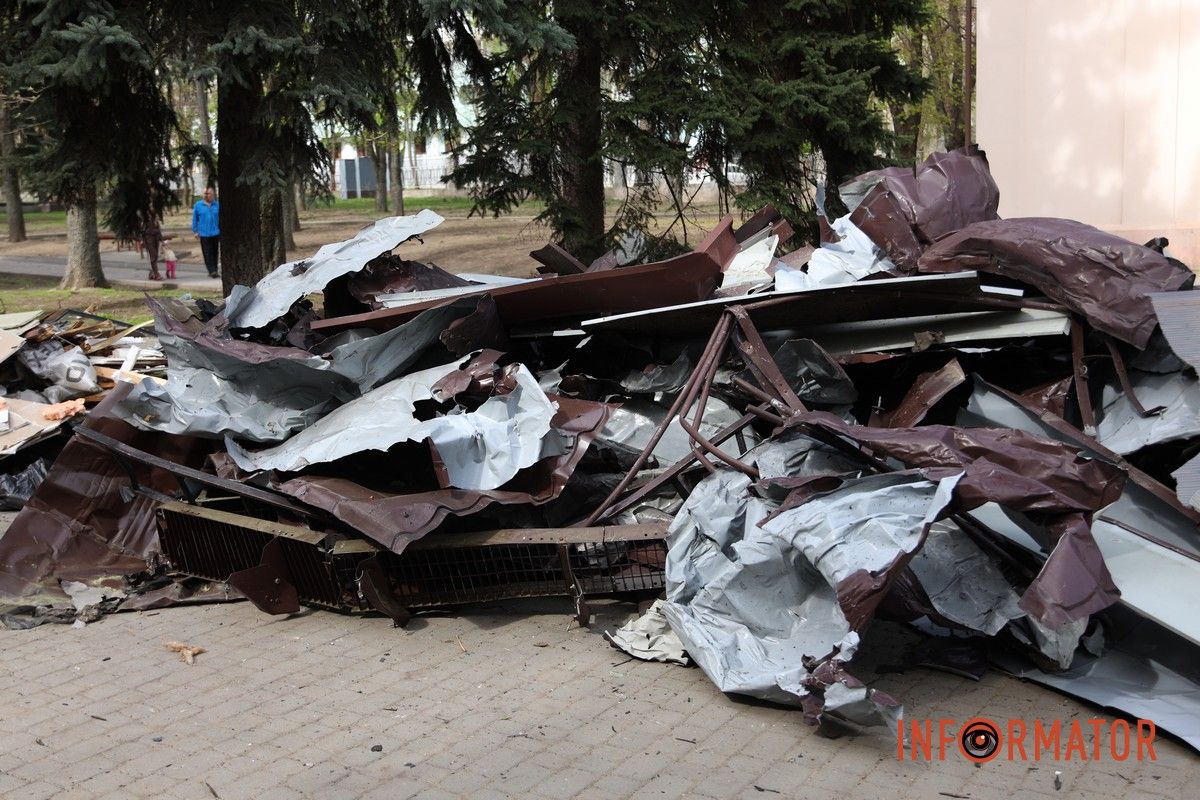 Згорілі автомобілі, понівечені будівлі та вибите скло: що відбувається на місцях «прильотів» у Дніпрі 24