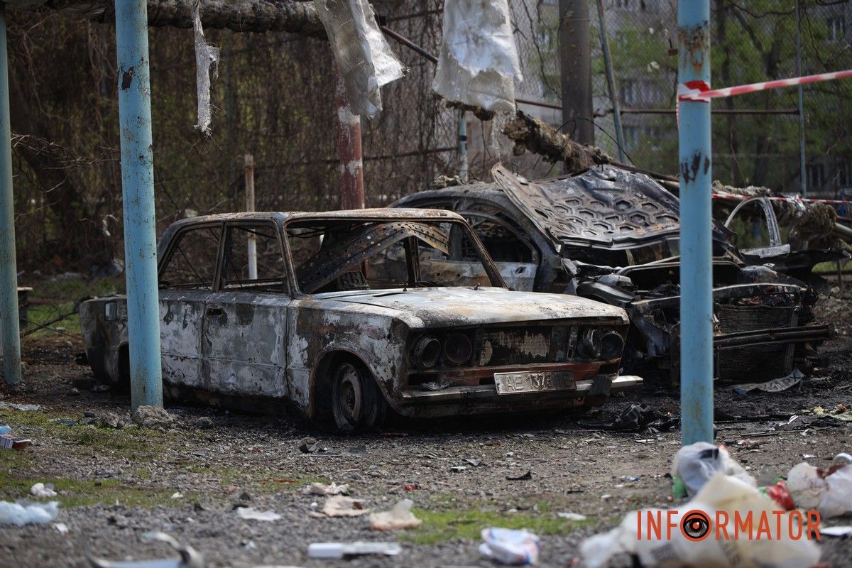 Згорілі автомобілі, понівечені будівлі та вибите скло: що відбувається на місцях «прильотів» у Дніпрі 26