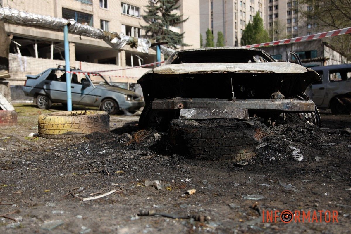 Згорілі автомобілі, понівечені будівлі та вибите скло: що відбувається на місцях «прильотів» у Дніпрі 25
