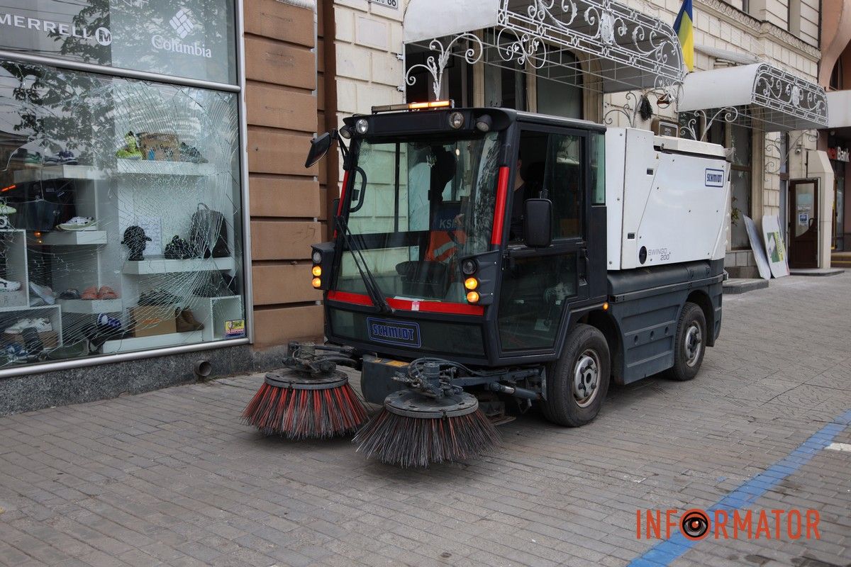 Згорілі автомобілі, понівечені будівлі та вибите скло: що відбувається на місцях «прильотів» у Дніпрі 31