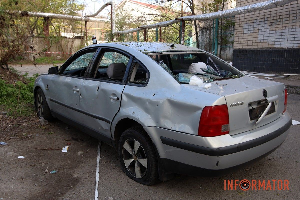 Згорілі автомобілі, понівечені будівлі та вибите скло: що відбувається на місцях «прильотів» у Дніпрі 32