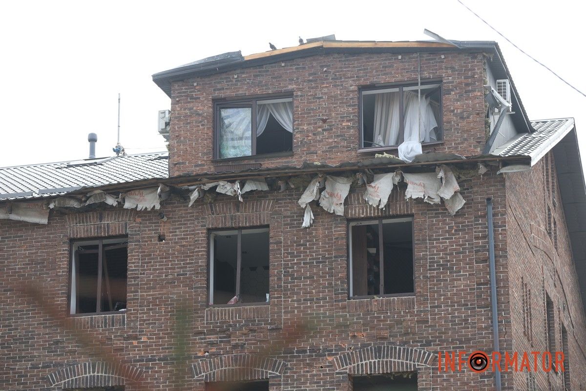 Згорілі автомобілі, понівечені будівлі та вибите скло: що відбувається на місцях «прильотів» у Дніпрі 30