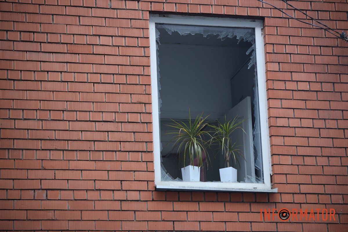 Згорілі автомобілі, понівечені будівлі та вибите скло: що відбувається на місцях «прильотів» у Дніпрі 35