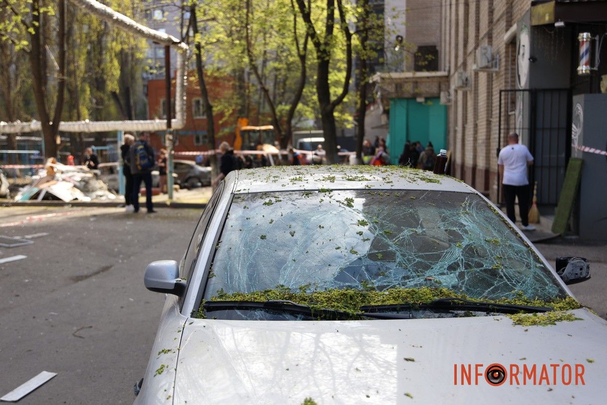 Згорілі автомобілі, понівечені будівлі та вибите скло: що відбувається на місцях «прильотів» у Дніпрі 34