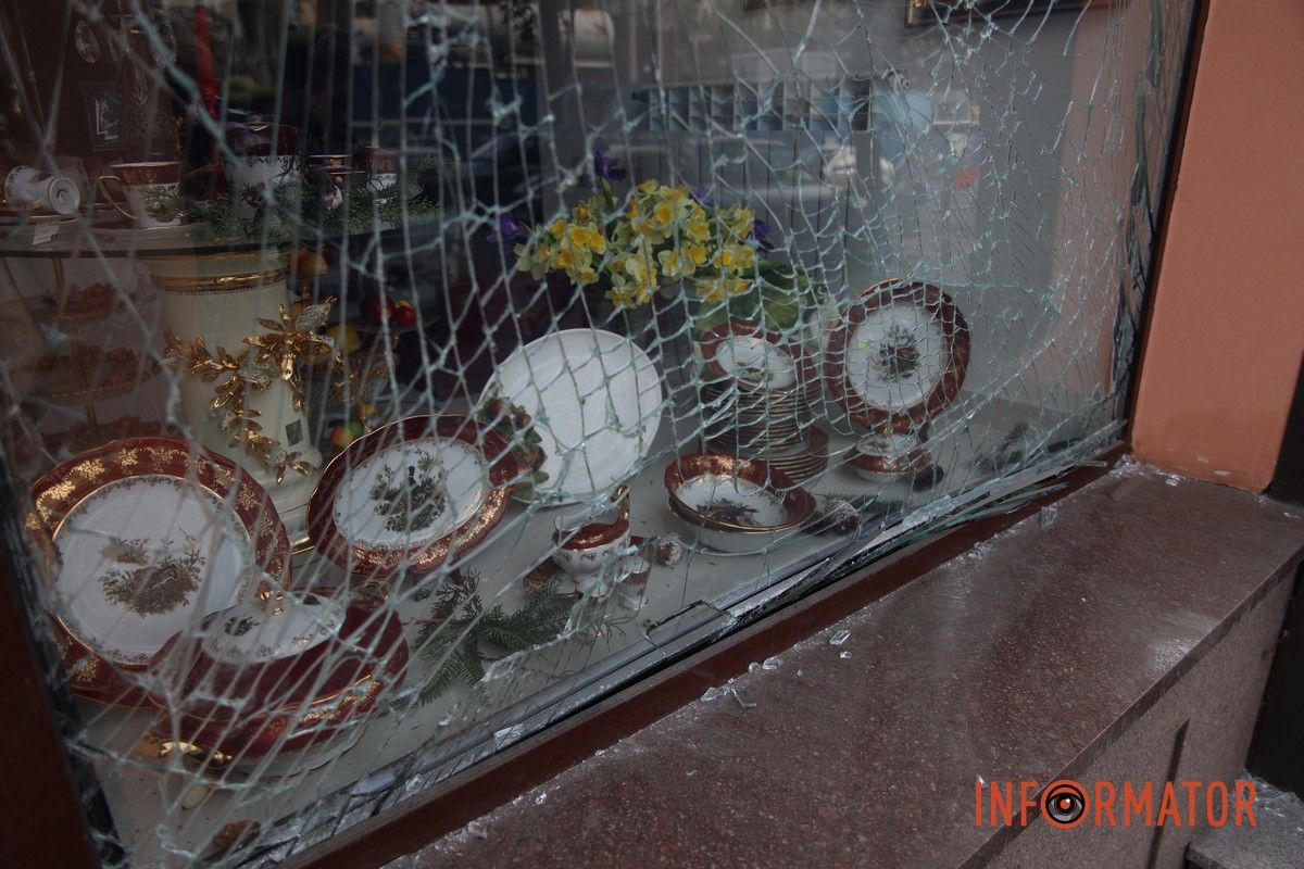 Згорілі автомобілі, понівечені будівлі та вибите скло: що відбувається на місцях «прильотів» у Дніпрі 28