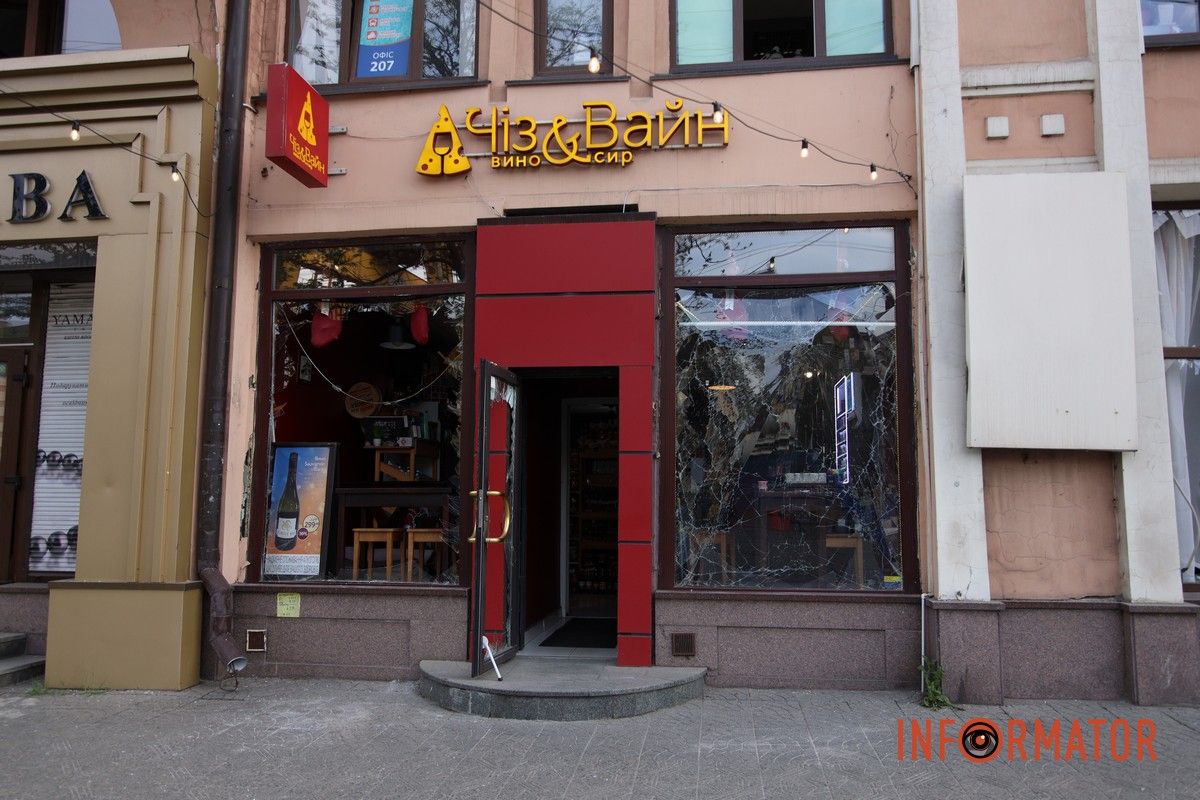 Згорілі автомобілі, понівечені будівлі та вибите скло: що відбувається на місцях «прильотів» у Дніпрі 37