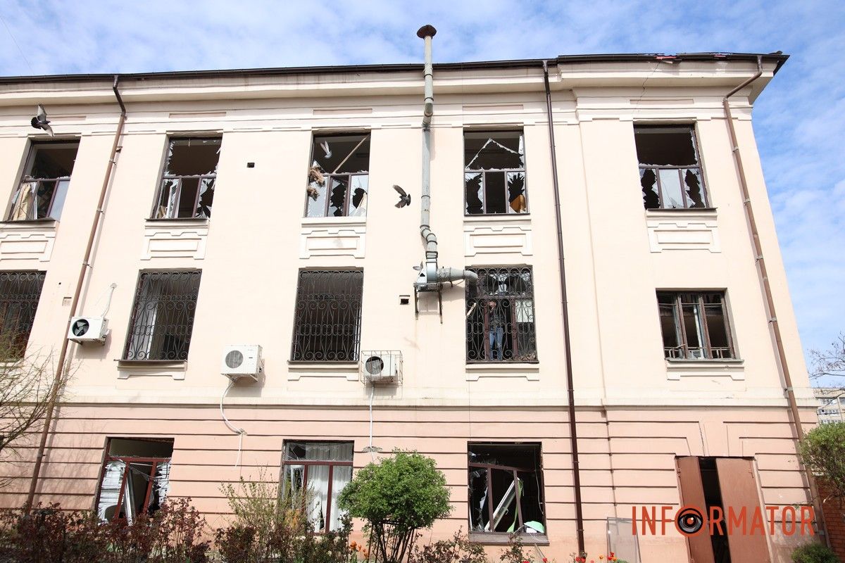 Згорілі автомобілі, понівечені будівлі та вибите скло: що відбувається на місцях «прильотів» у Дніпрі 38