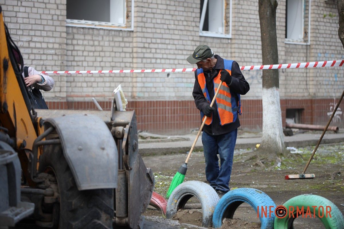 Згорілі автомобілі, понівечені будівлі та вибите скло: що відбувається на місцях «прильотів» у Дніпрі 43