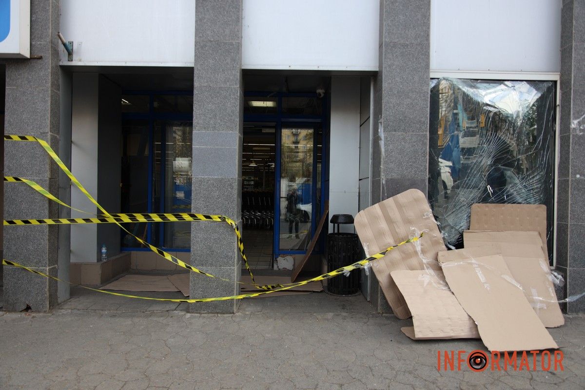 Згорілі автомобілі, понівечені будівлі та вибите скло: що відбувається на місцях «прильотів» у Дніпрі 41