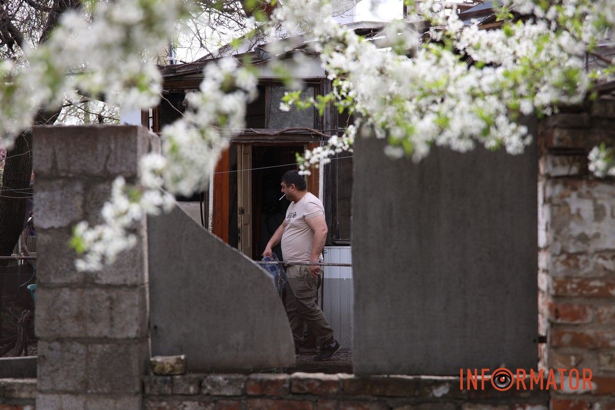 Згорілі автомобілі, понівечені будівлі та вибите скло: що відбувається на місцях «прильотів» у Дніпрі 39