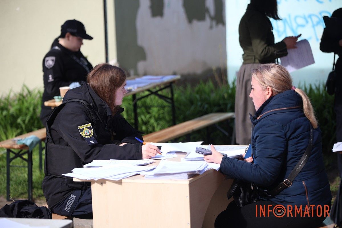 Згорілі автомобілі, понівечені будівлі та вибите скло: що відбувається на місцях «прильотів» у Дніпрі 44